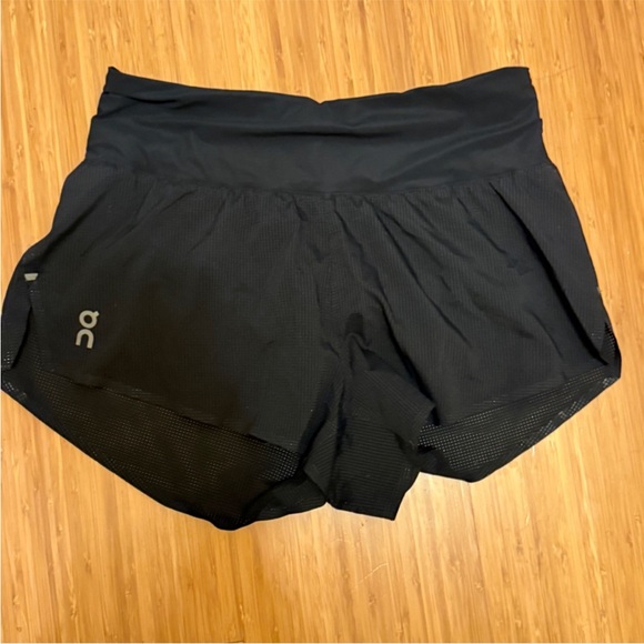 On Running Black Athletic Shorts - Picture 4 of 9